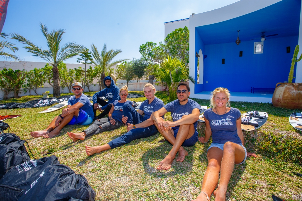 Das KiteWorldWide Team Djerba sitzt auf dem Rasen des Hotels und ist Zufrieden mit der getanen Arbeit