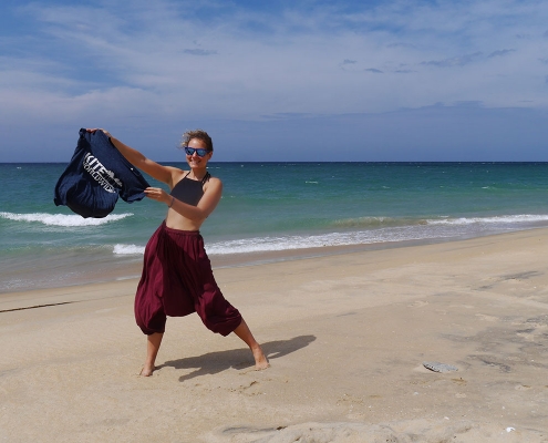 Die Yoga- und Kitelehrerin Antonia wird ab sofort in der KiteWorldWide Lagoon Lodge auf Sri Lanka Yoga unterrichten